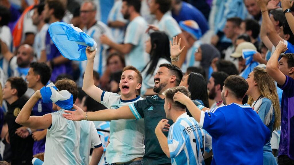 hinchas-argentinos-festejan-la-victoria-durante-YHBQKM5LNJHC7IRTAX2RSLK3I4