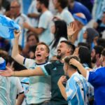 hinchas-argentinos-festejan-la-victoria-durante-YHBQKM5LNJHC7IRTAX2RSLK3I4