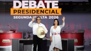 la-candidata-derechista-keiko-fujimori-derecha-y-el-candidato-izquierdista-roberto-sanchez-saludan-d_1