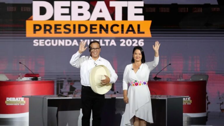 la-candidata-derechista-keiko-fujimori-derecha-y-el-candidato-izquierdista-roberto-sanchez-saludan-d_1