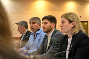 maximiliano-pullaro-y-la-plana-mayor-del-gobierno-la-vice-scaglia-y-los-ministros-gobierno-y-economia-fabian-bastia-y-pablo-olivares-al-fondo