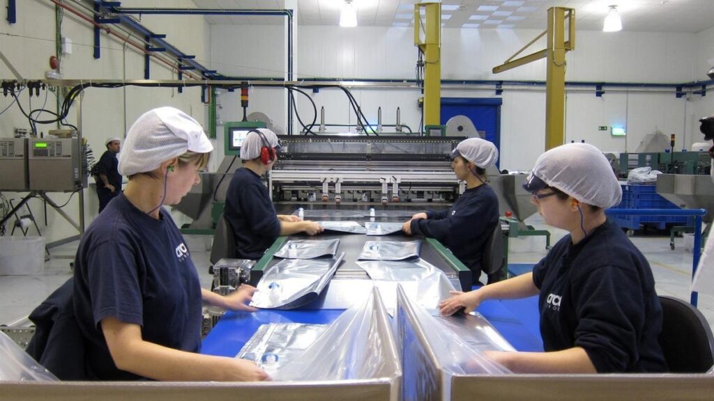 Archivo - Mujeres trabajando en una fábrica