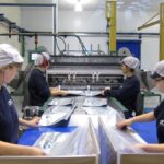 Archivo - Mujeres trabajando en una fábrica