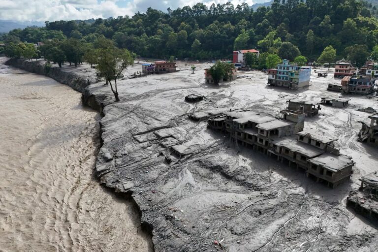 asi-quedaron-las-casas-en-trishuli-tras-inundaciones-repentinas-provocadas-por-el-derrumbe-de-un-gla