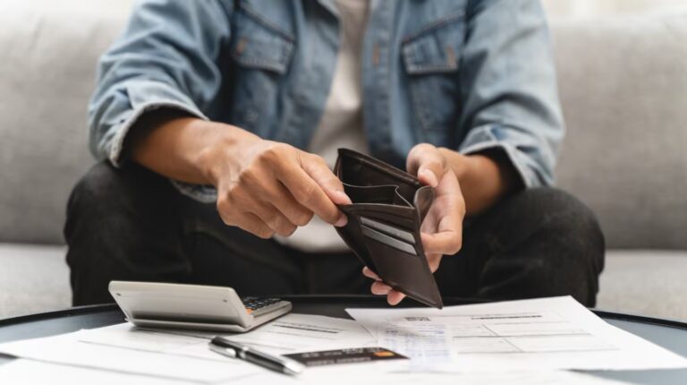 tres-de-cada-cuatro-personas-con-deudas-usan-el-credito-principalmente-para-sostener-gastos-basicos-