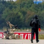 un-robot-antiexplosivos-inspecciona-un-dron-en-el-aeropuerto-de-leipzig-foto-reuters-7UX24MW6MRE4BOE