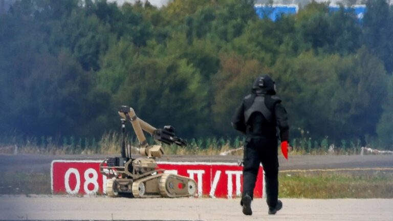 un-robot-antiexplosivos-inspecciona-un-dron-en-el-aeropuerto-de-leipzig-foto-reuters-7UX24MW6MRE4BOE